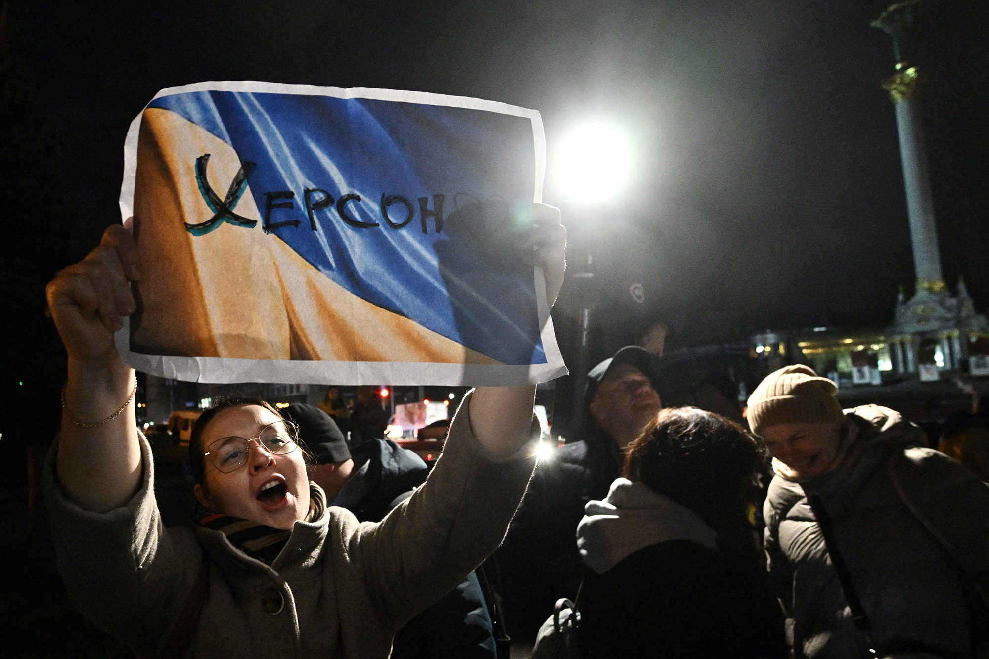 Menschen feiern die Befreiung von Cherson auf dem Maidan-Platz in Kiew (Bild: Genya Savilov/AFP)