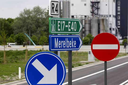 Straßenschilder an der Umgehungsstraße R4 in Gent, an der Abzweigung zur E40-Auffahrt Merelbeke (Bild: Nicolas Maeterlinck/Belga)