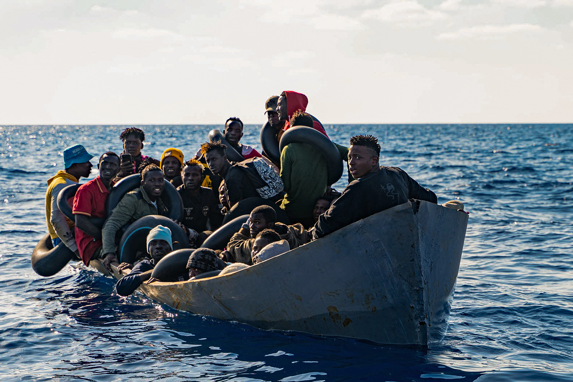 Migranten, die Anfang November vor der sizilianischen Küste gerettet wurden (Bild: Kpoti Severine/Mission Lifeline/AFP)