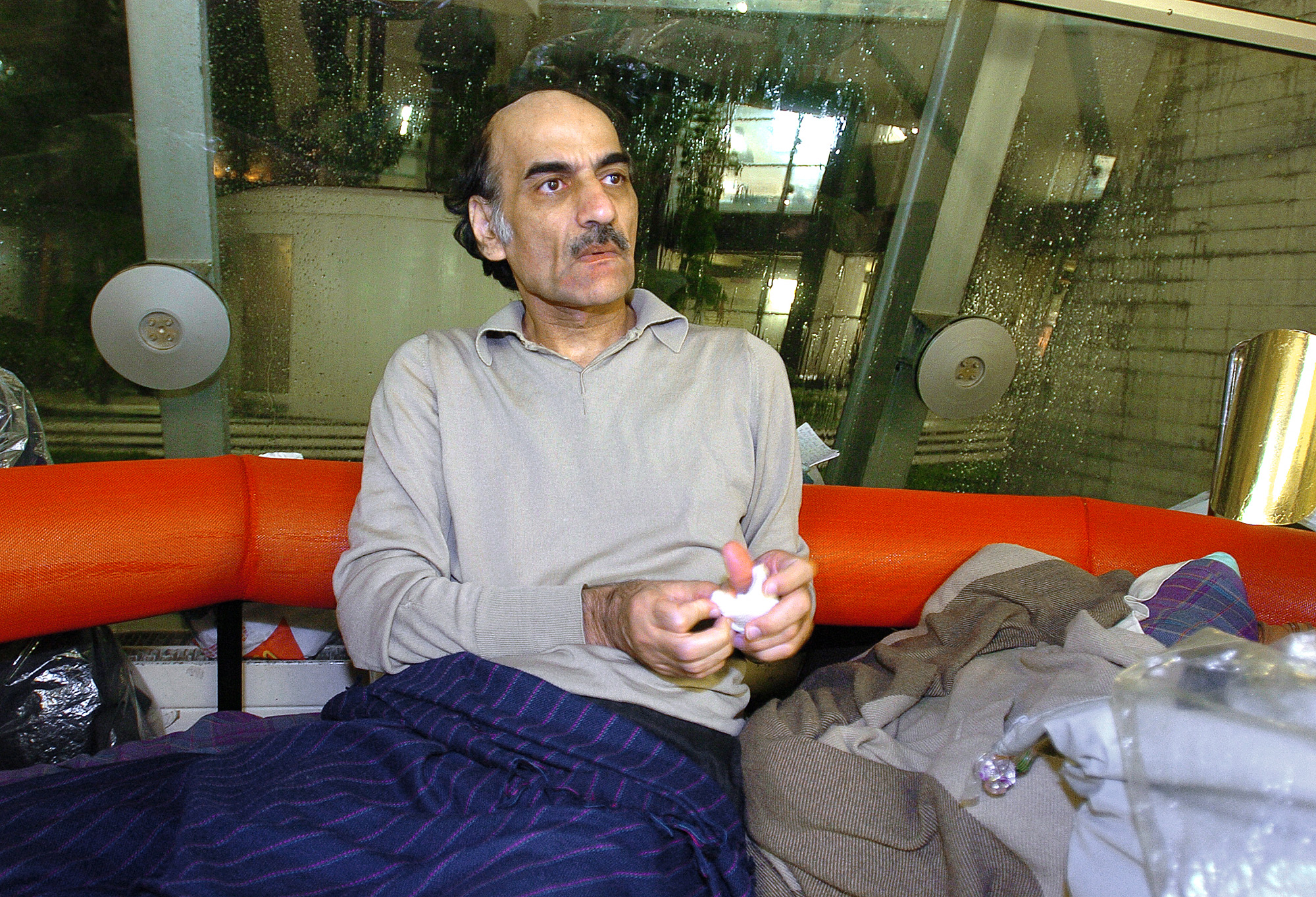 Mehran Karimi Nasseri im Flughafen Paris Charles De Gaulle 2004 (Bild: Stéphane De Sakutin/AFP)