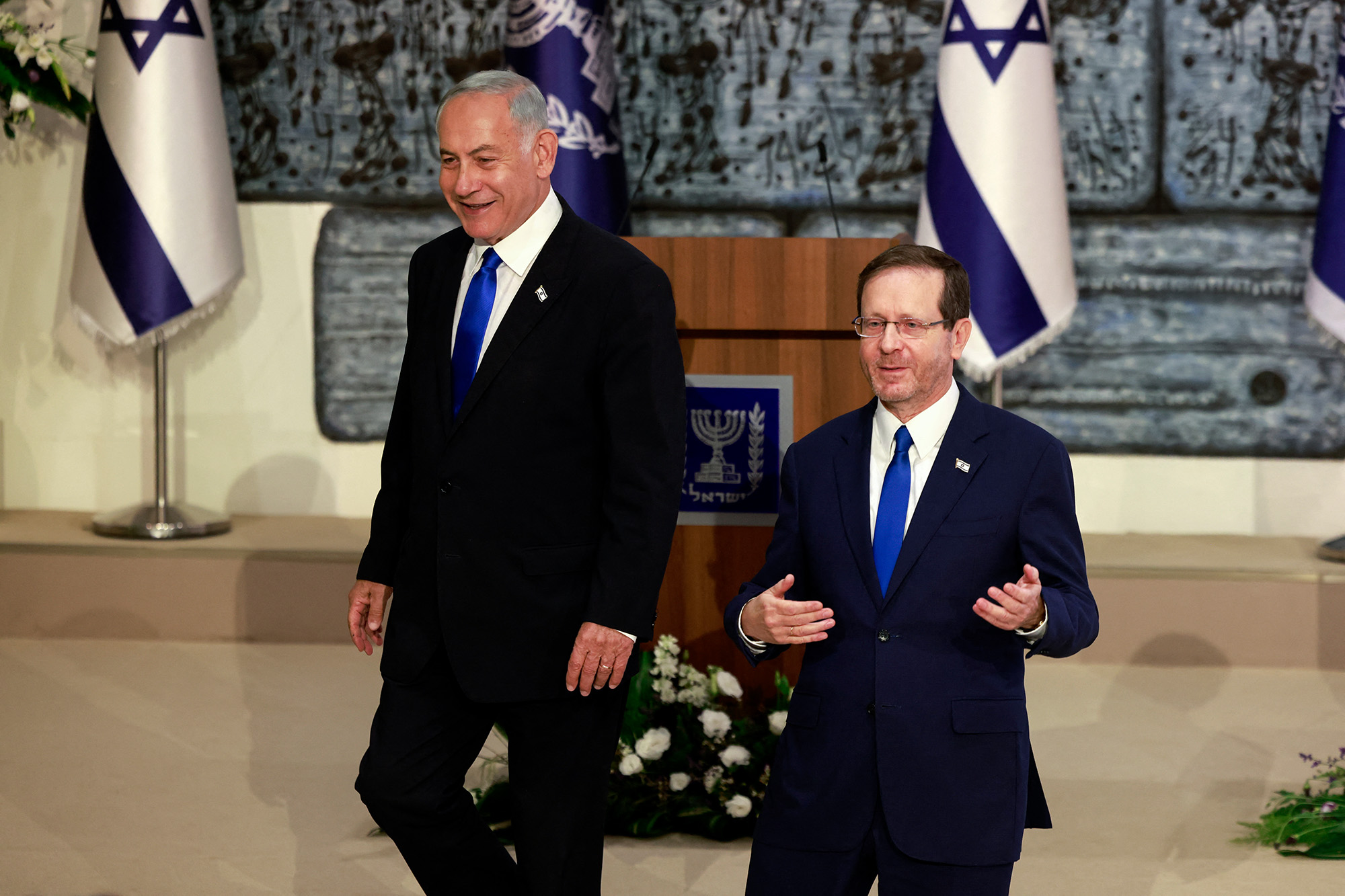 Benjamin Netanjahu hat von Präsident Izchak Herzog den den Auftrag zur Regierungsbildung erhalten (Bild: Menahem Kahana/AFP)