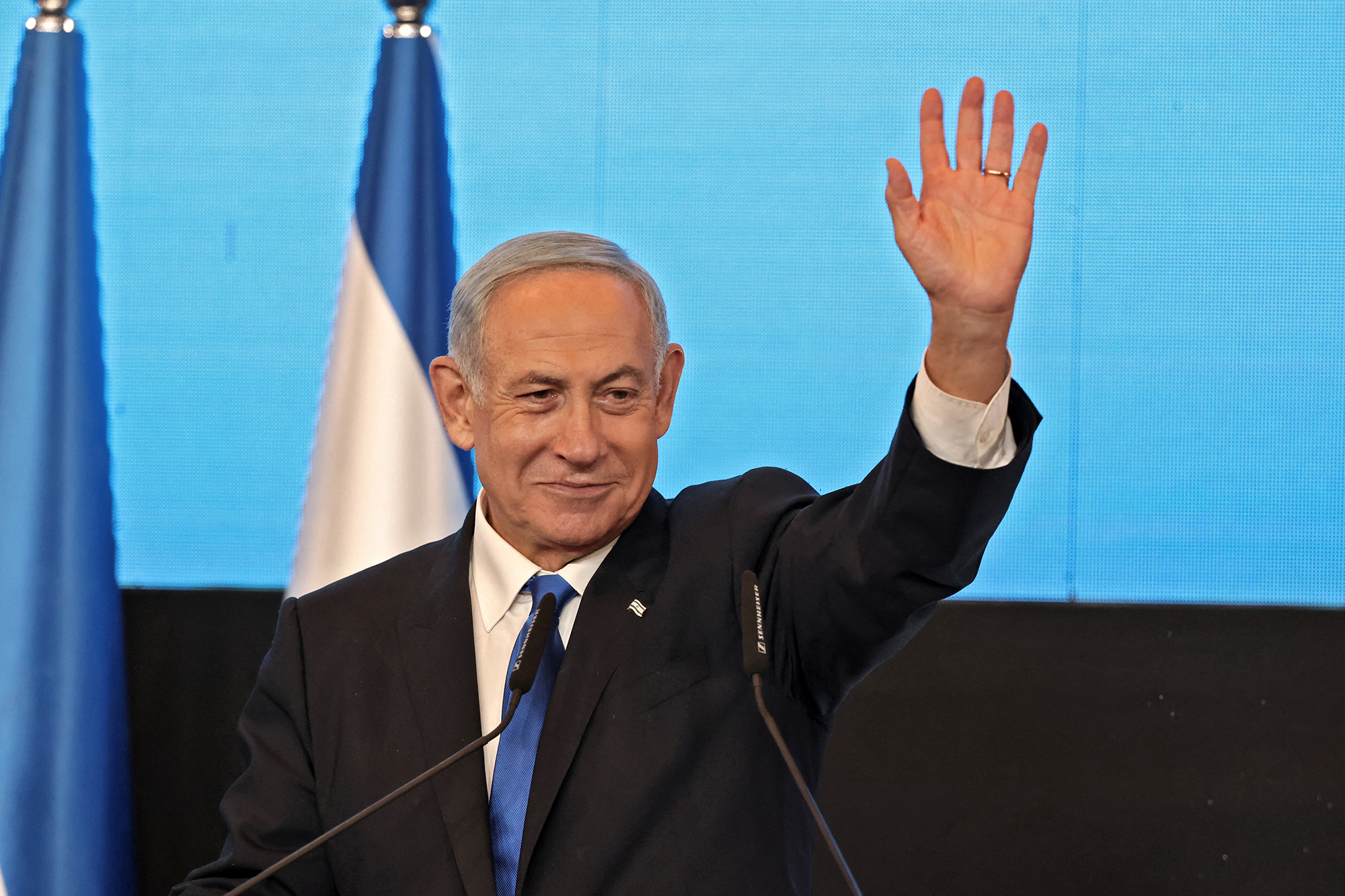 Israels ehemaliger Premierminister und Vorsitzender der Likud-Partei Benjamin Netanjahu spricht nach dem Ende der Parlamentswahlen in Jerusalem zu seinen Anhängern (Bild: Ronaldo Schemidt/AFP)
