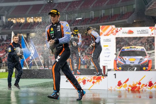 Thierry Neuville feiert den Sieg bei der Rallye Japan (Bild: Fabien Dufour/Hyundai Motorsport)