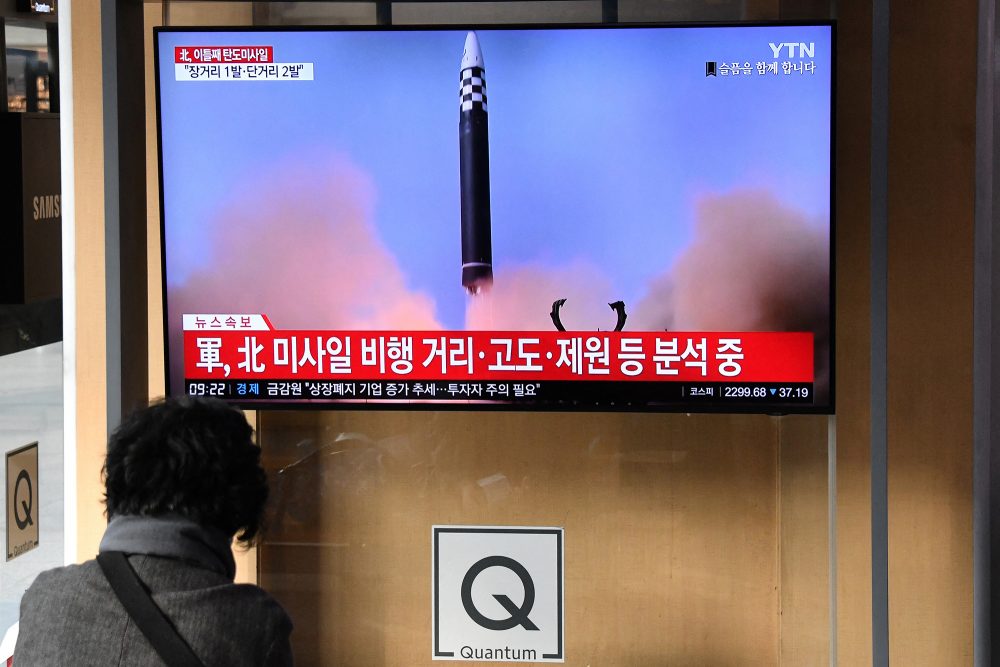 Auf einem Fernsehbildschirm in einem Bahnhof in Seoul wird ein Bericht über den erneuten Raketentest Nordkoreas gezeigt (Bild: Yung Jeon-je/AFP)