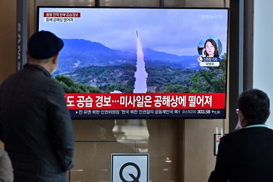 Passanten sehen in einem Bahnhof in Seoul auf einem Fernseher einen Bericht über einen nordkoreanischen Raketentest (Bild: Jung Yeon-je/AFP)