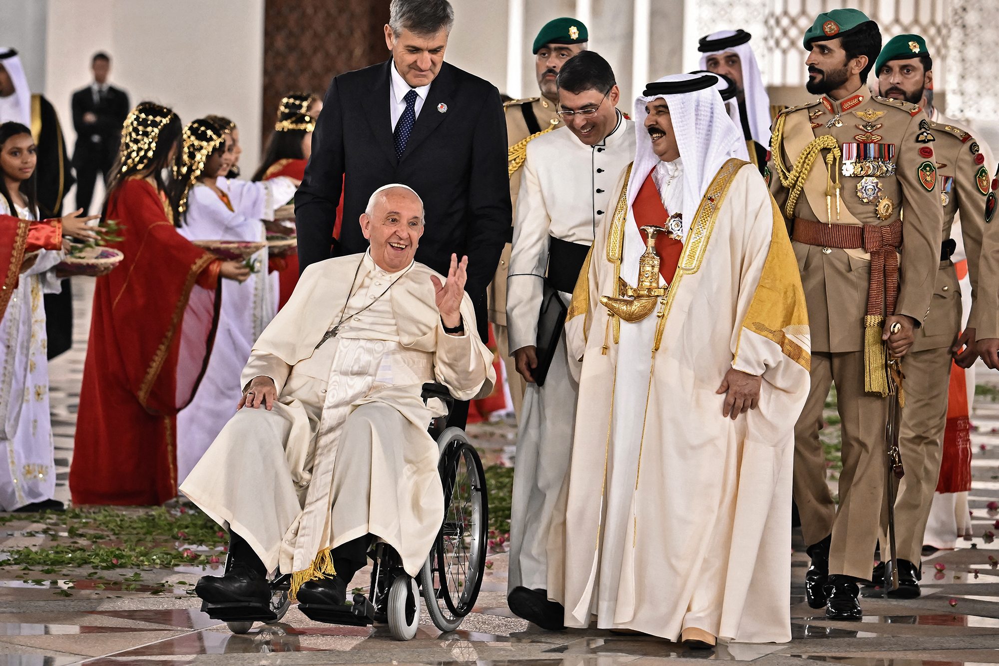 Papst Franziskus wird von Bahrains König Hamad bin Isa al-Khalifa (vorne re.) eskortiert, als er den Sakhir-Palast verlässt (Bild: Marco Bertorello/AFP)