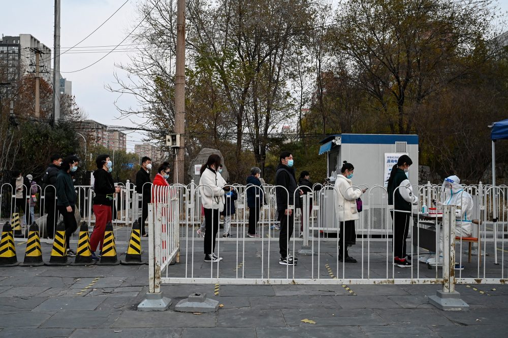 Warteschlange vor einem Corona-Testzentrum in Peking am Dienstag (Bild: Jade Gao/AFP)