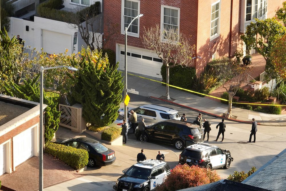 Polizisten und FBI-Agenten vor dem Haus der US-Sprecherin des Repräsentantenhauses Nancy Pelosi in San Francisco am 28. Oktober (Bild: Justin Sullivan/Getty Images/AFP)
