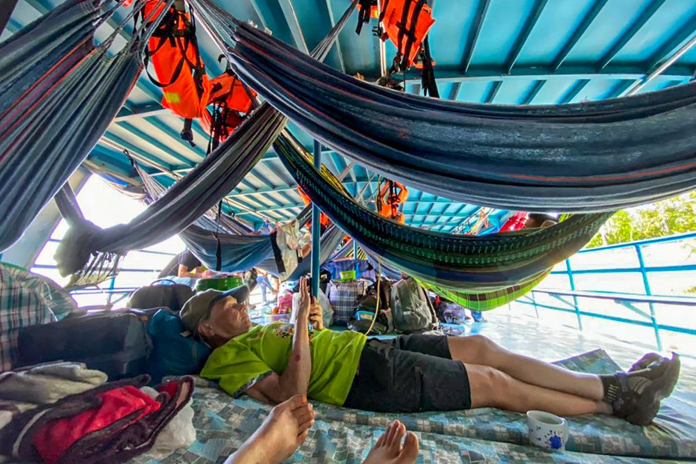 Ausländische und peruanische Touristen in dem Boot, in dem sie in der Gemeinde Cuninico im Norden Perus festgehalten wurden (Bild: Angela Ramirez/AFP)