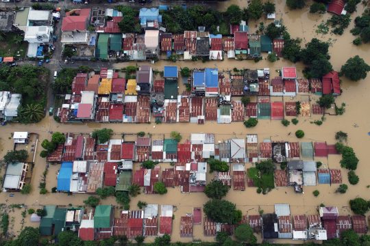 Überschwemmte Häuser in Capitol Hills in Alibagu, Ilagan City, Provinz Isabela, nach dem der Tropensturm Nalgae die Region heimgesucht hatte (Bild: STR/AFP)
