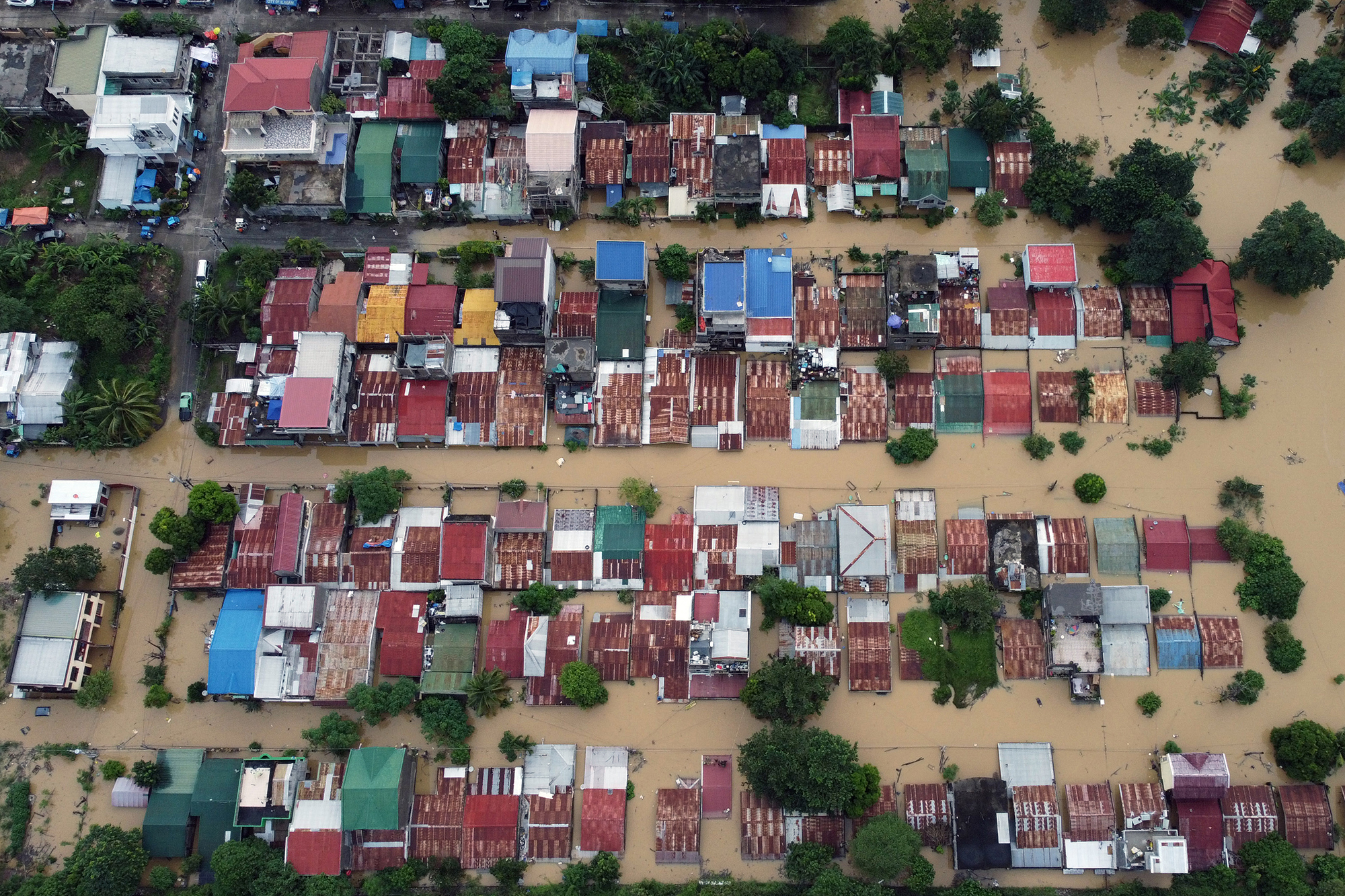Überschwemmte Häuser in Capitol Hills in Alibagu, Ilagan City, Provinz Isabela, nach dem der Tropensturm Nalgae die Region heimgesucht hatte (Bild: STR/AFP)
