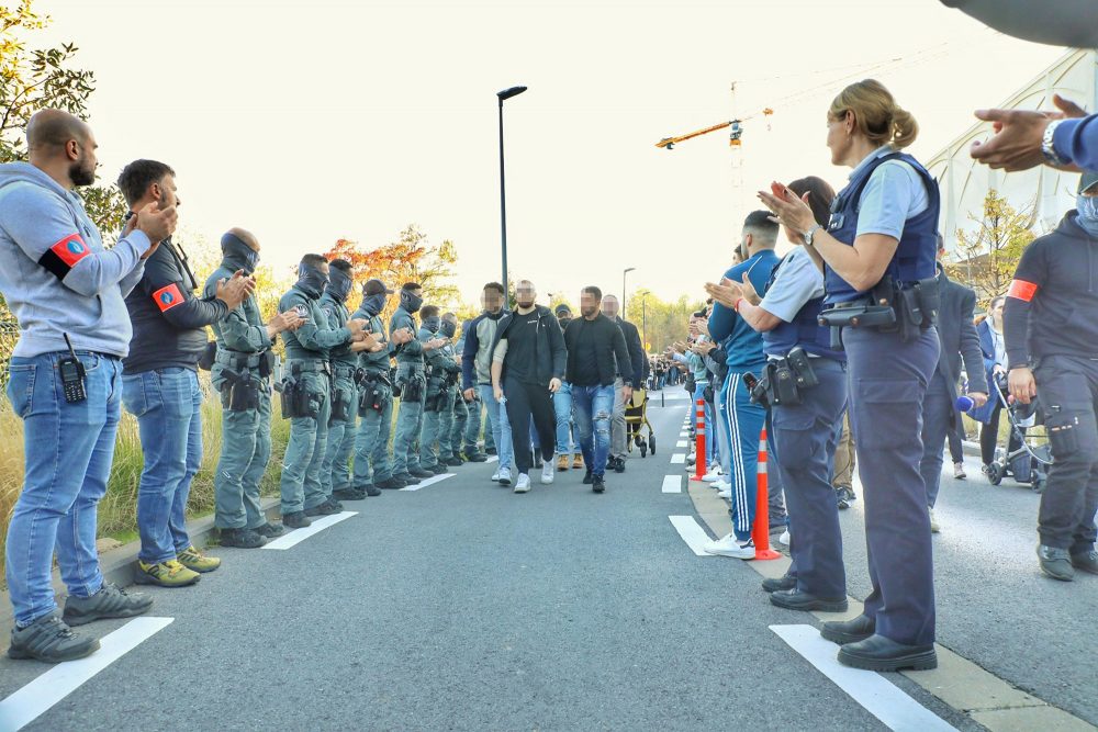 Zwei Tage nach dem Anschlag: Der verletzte Polizist verlässt die Uniklinik von Jette (Bild: Hatim Kaghat/Belga)