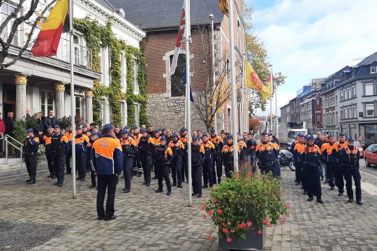 Schweigeminute der Polizei in Eupen für getöteten Kollegen (Bild: Manuel Zimmermann/BRF)