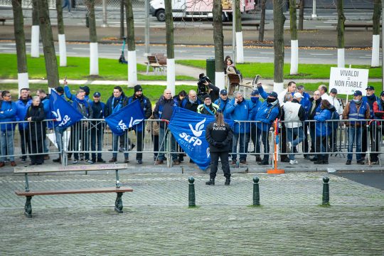 Polizei-Demo gegen die Vivaldi-Koalition (Bild: Arthur Gekiere/Belga)