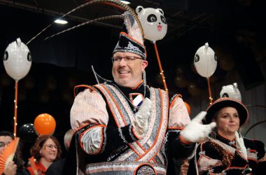 Yves De Sy wurde im Festsaal Patronage als Panda I. proklamiert (Bild: Michaela Brück/BRF)
