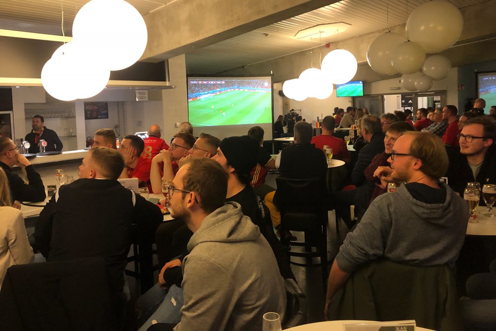 Public Viewing im Café Penalty zum Auftaktspiel der Roten Teufel gegen Kanada (Bild: Dogan Malicki/BRF)