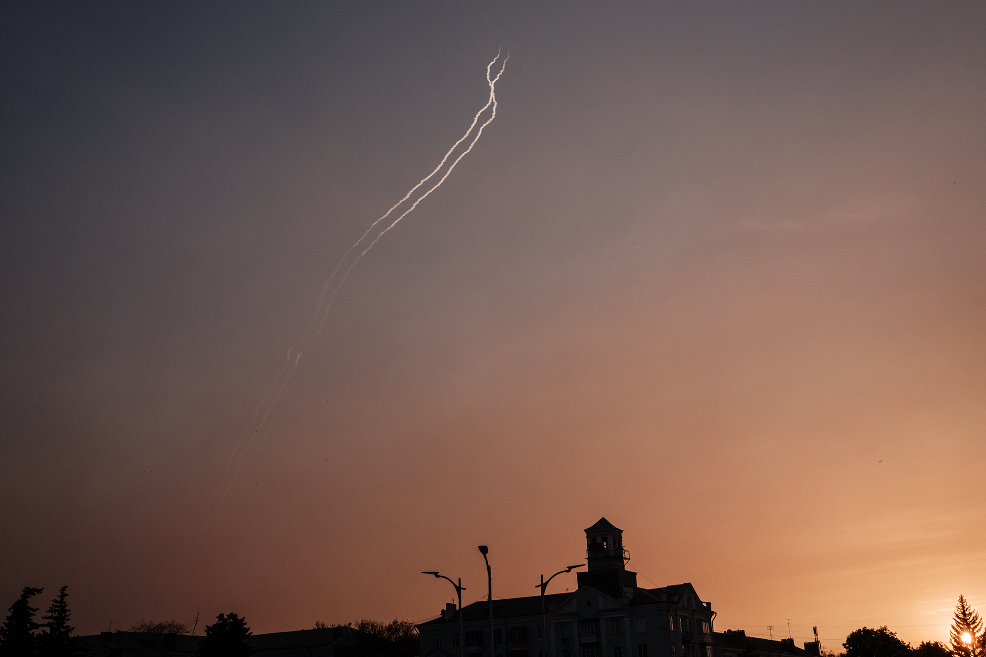 Spuren von Raketen am Himmel über der Ukraine (Archivbild: Yasuyoshi Chiba/AFP)