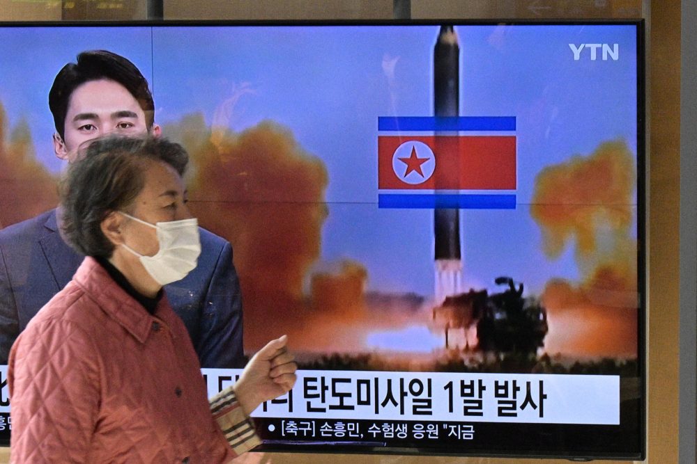 Bilder vom Raketentest im südkoreanischen Fernsehen (Bild: Anthony Wallace/AFP)