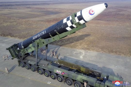 Nordkoreas neue ballistische Interkontinentalrakete (ICBM) "Hwasong Gun 17" vor ihrem Start am internationalen Flughafen von Pjöngjang (Bild: STR/KCNA via KNS/AFP)