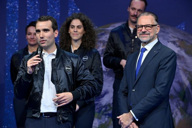 Raphael Liégeois und ESA-Generaldirektor Josef Aschbacher am Mittwoch in Paris (Bild: Eric Lalmand/Belga)