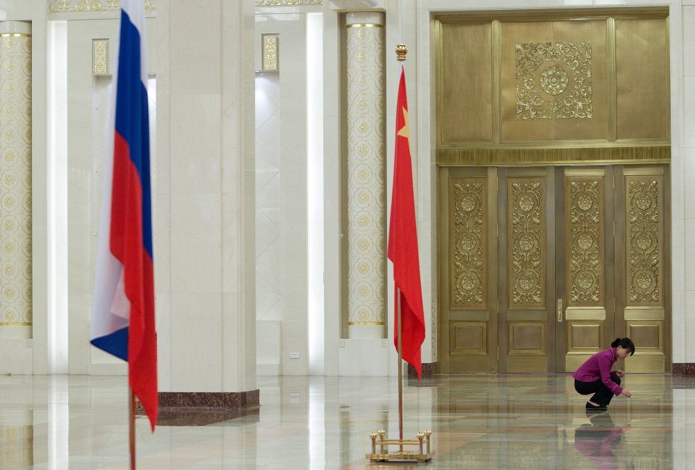 Russische und chinesische Flagge (Bild: How Hwee Young/EPA)