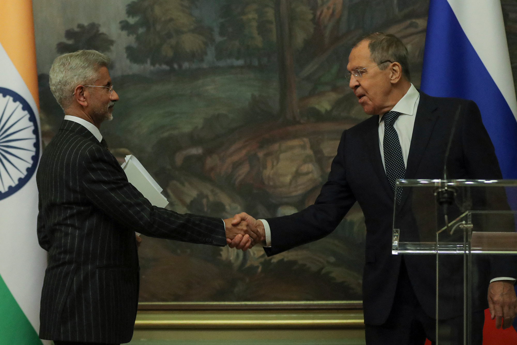 Der russische Außenminister Sergej Lawrow und sein indischer Amtskollege Subrahmanyam Jaishankar in Moskau (Bild: Maxim Shipenkov/Pool/AFP)
