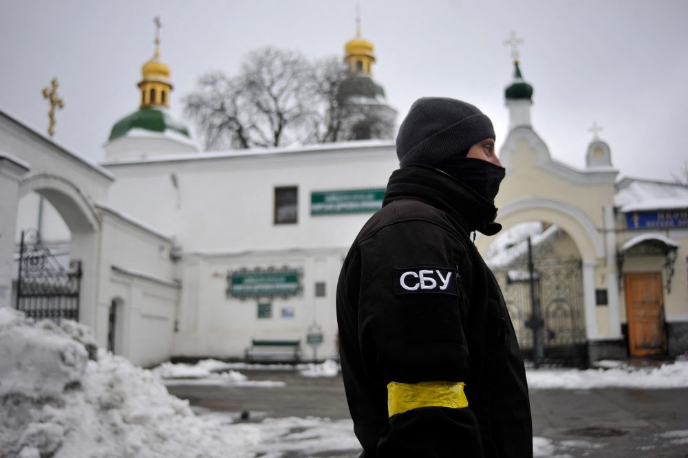 SBU-Agent vor dem "Höhlenkloster" in Kiew am Dienstag (Bild: Sergei Chuzavkov/AFP)