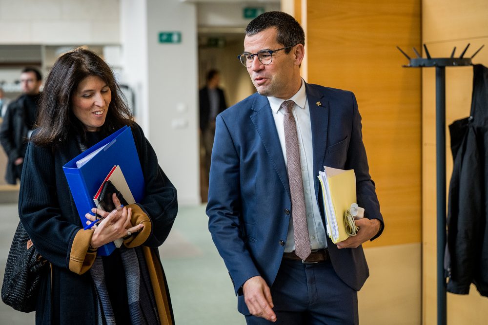 Sander Loones von der N-VA im Gespräch mit der neuen Budget-Staatsministerin Alexia Bertrand (Bild: Jasper Jacobs/Belga)