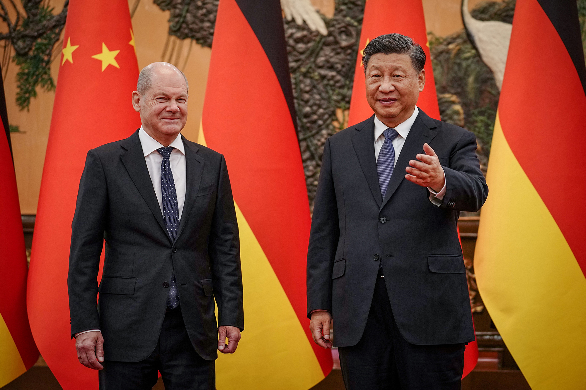 Chinas Präsident Xi Jinping begrüßt den deutschen Bundeskanzler Olaf Scholz (Bild: Kay Nietfeld/Pool/AFP)