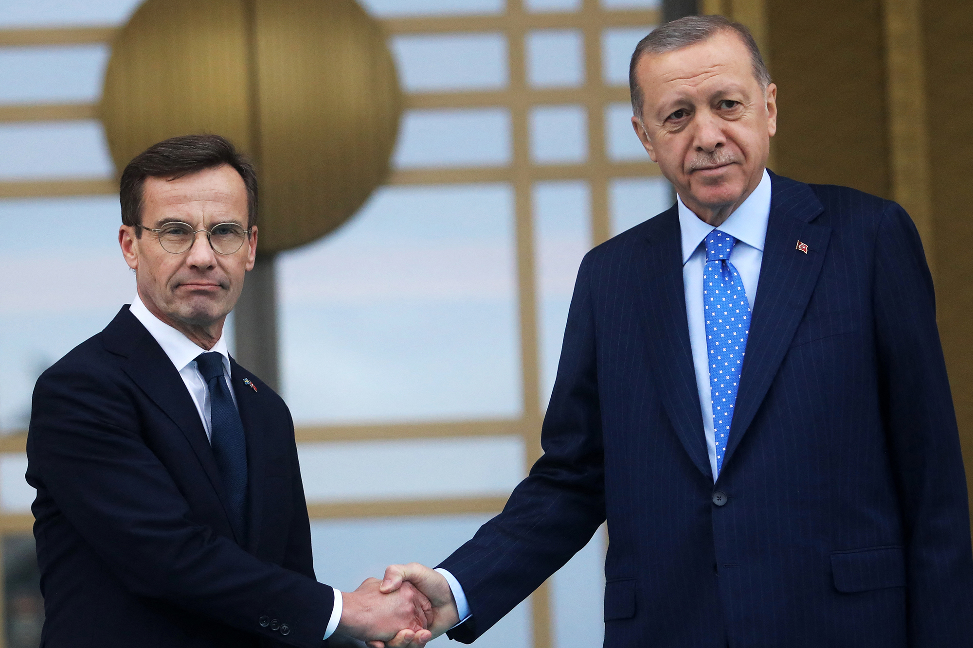 Der türkische Präsident Recep Tayyip Erdogan (re.) und der schwedische Ministerpräsident Ulf Kristersson (li.) begrüßen sich vor dem Präsidentenpalast in Ankara (Bild: Adem Altan/AFP)