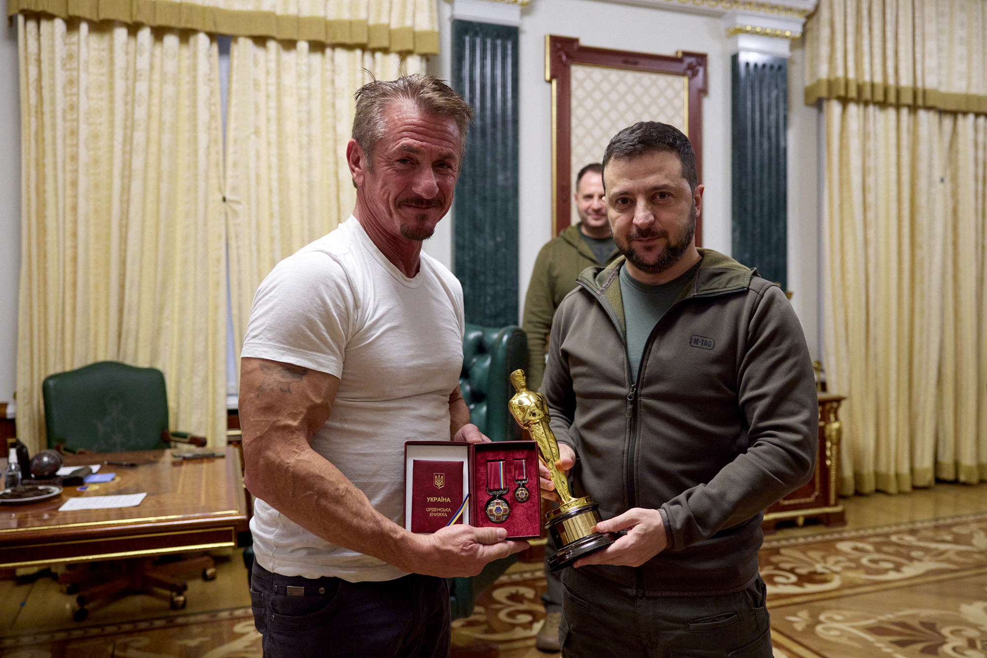 Sean Penn schenkt Wolodymyr Selenskyj einen Oscar (Bild: STR/Ukrainian Presidential Press/AFP)