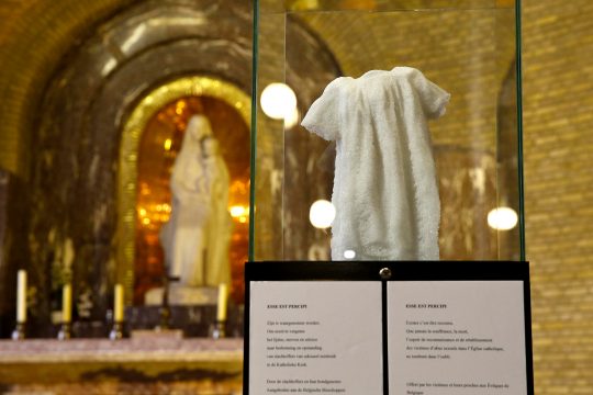Das Werk "Esse est Percipi" ("Existieren heißt anerkannt werden") in der Basilika von Koekelberg ist allen Opfern von sexuellem Missbrauch innerhalb der Kirche gewidmet (Bild: Nicolas Maeterlinck/Belga)