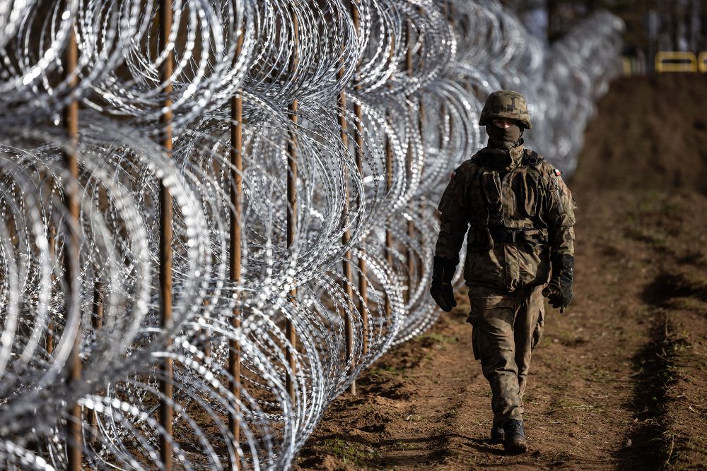 Polnischer Soldat an der russisch-polnischen Grenze (Bild: Wojtek Radwanski/AFP)