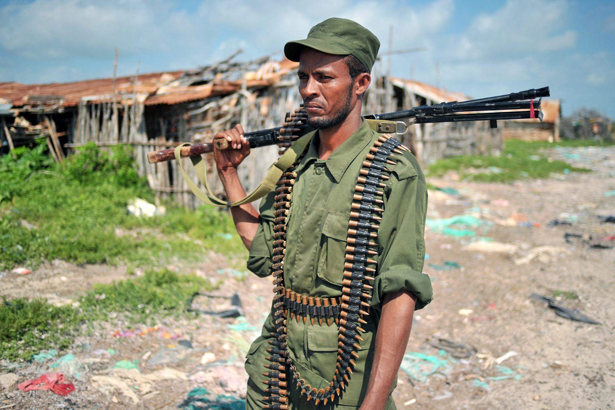 Somalischer Kämpfer im Einsatz gegen Terroristen der Miliz Al-Shabaab (Archivbild: Carl de Souza/AFP)