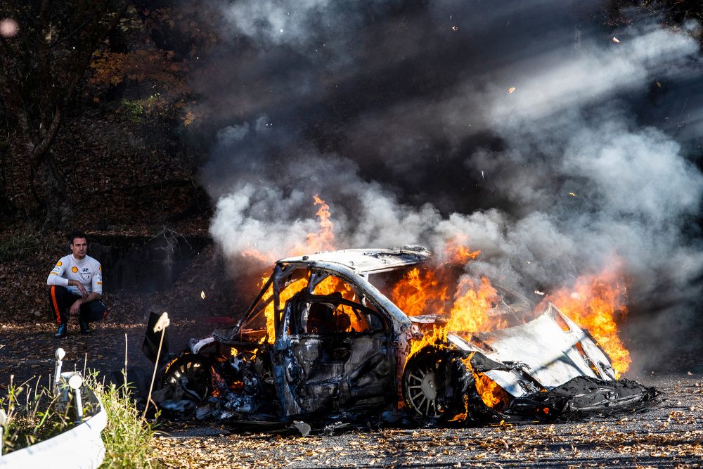 Dani Sordos Hyundai geht in Flammen auf (Bild: Janus Ree/Red Bull Content Pool)