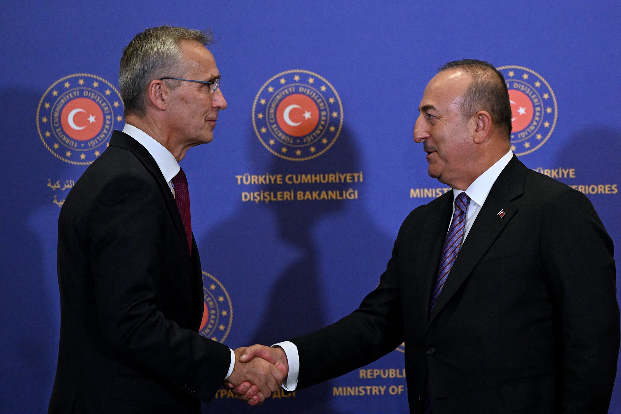 Nato-Generalsekretär Jens Stoltenberg mit dem türkischen Außenminister Mevlut Cavusoglu (Bild: Ozan Kose/AFP)