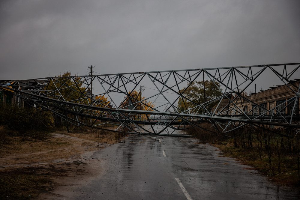 Umgestürzter Hochspannungsleitungsmast in der Ukraine