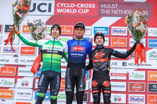 Laurens Sweeck, der Niederländer Mathieu Van Der Poel und Eli Iserbyt auf dem Podium (v.l.n.r.) (Bild: David Pintens/Belga)