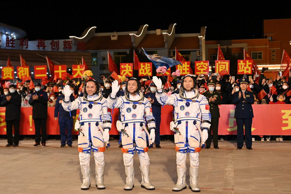 Die Astronauten Fei Junlong, Deng Qingming und Zhang Lu vor dem Abflug (Bild: CNS/AFP)