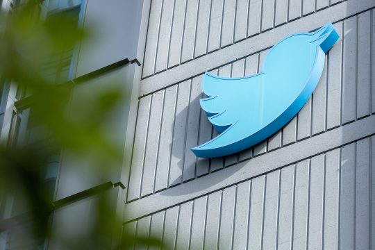 Twitter-Logo an der Unternehmenszentrale in San Francisco (Bild: Constanza Hevia/AFP)