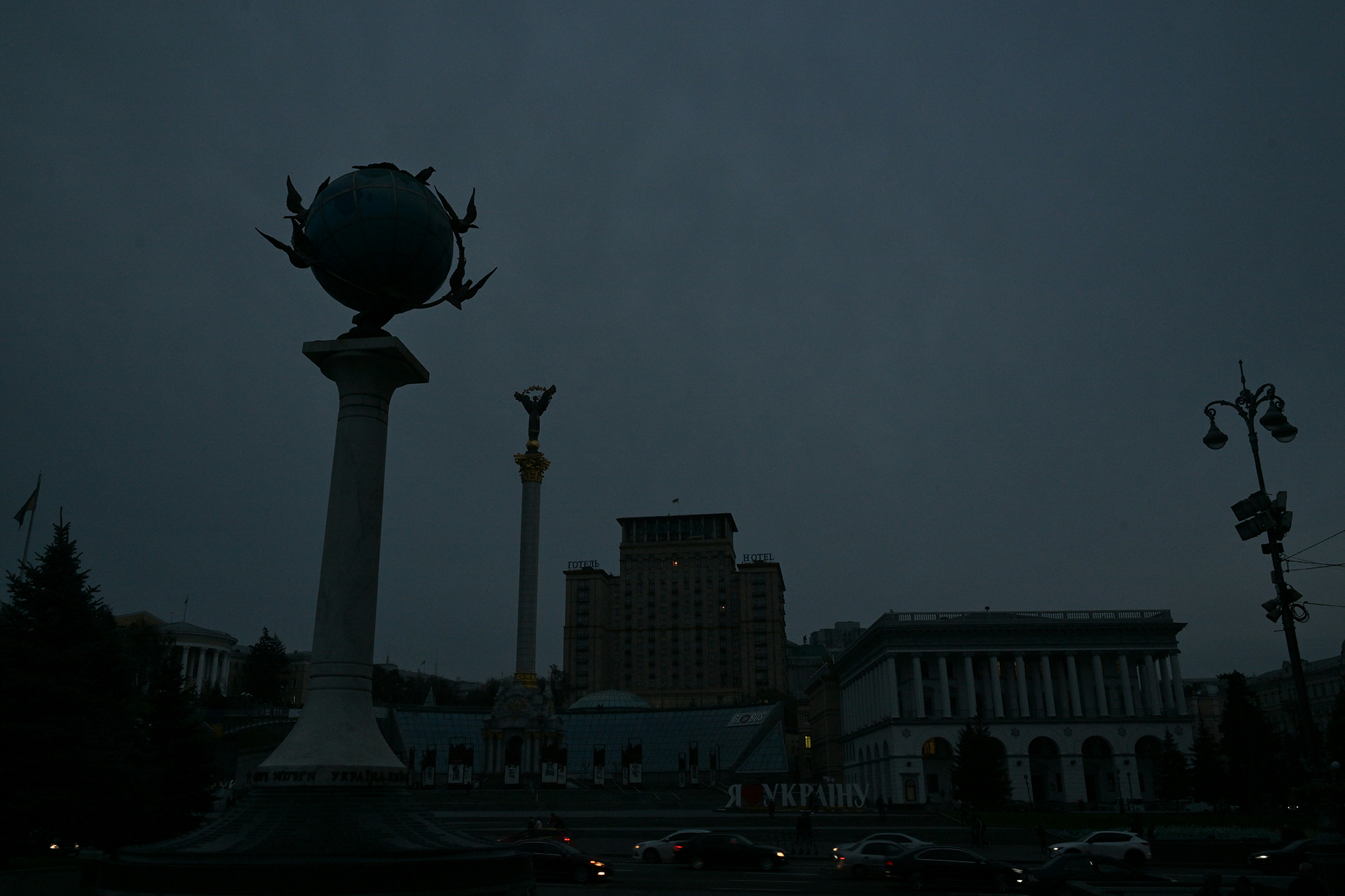 Der Unabhängigkeitsplatz in Kiew während eines Stromausfalls in Teilen der ukrainischen Hauptstadt (Bild: Sergei Supinsky/AFP)