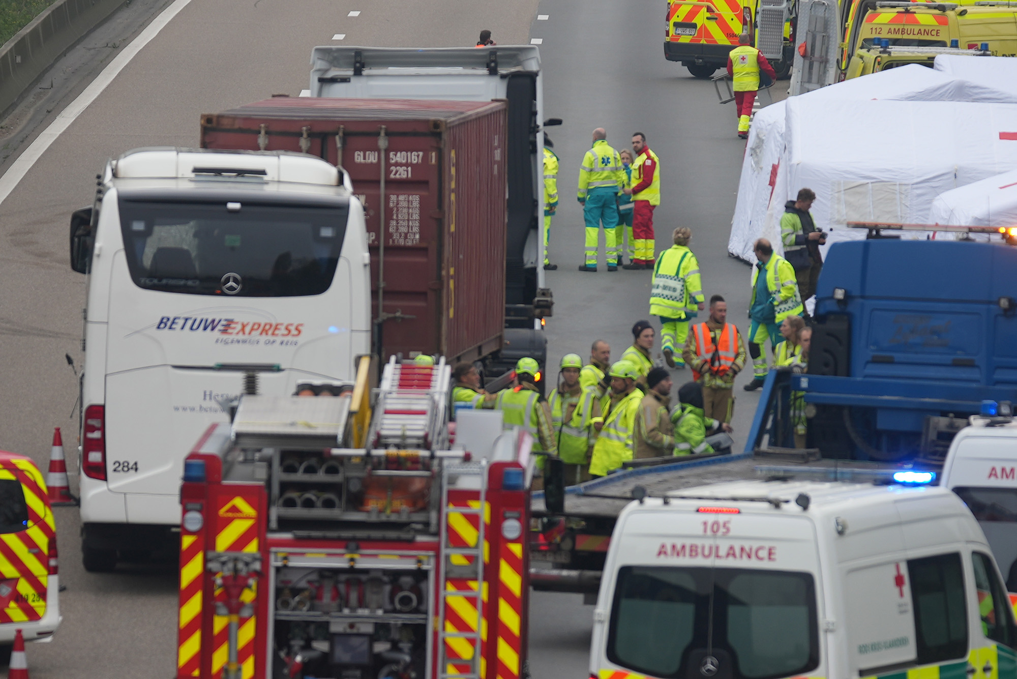 Rettungskräfte im Einsatz nach einem Unfall auf der E17 (Bild: Jonas D'Hollander/Belga)