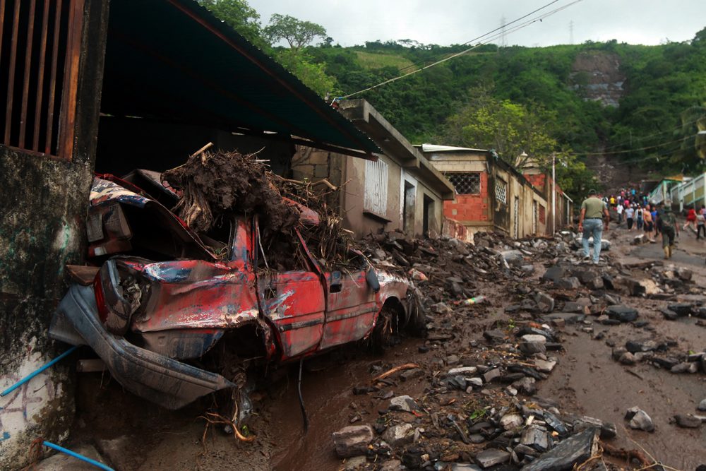 Durch einen Erdrutsch zerstörte Häuser in Puerto La Cruz (Bild: Carlos Landaeta/AFP)