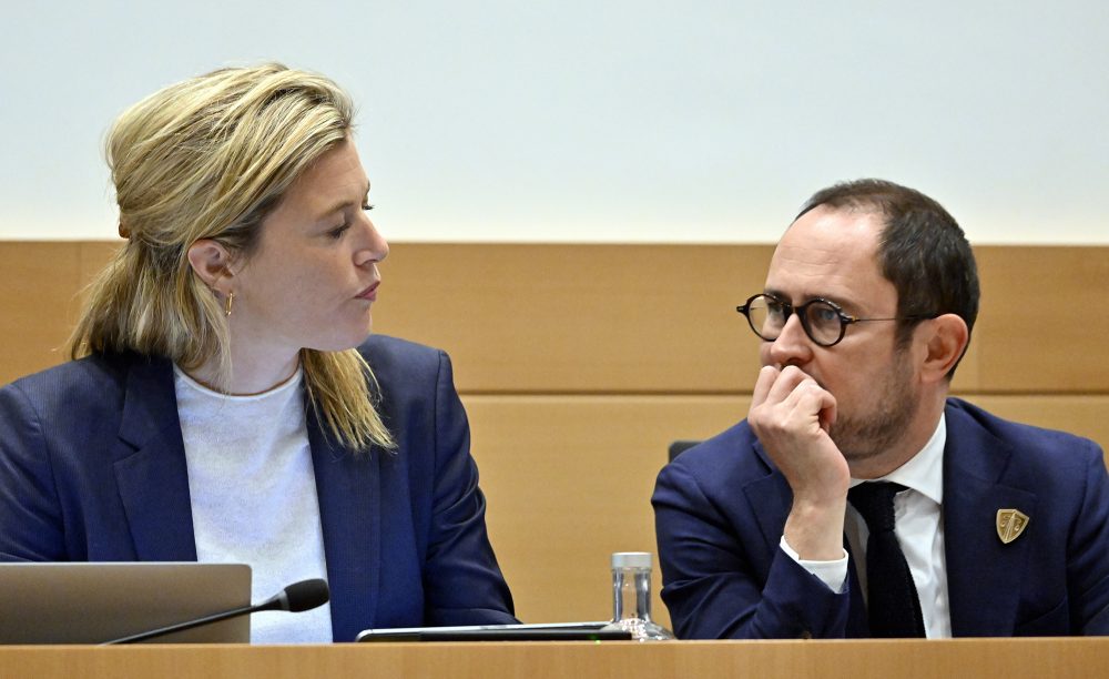 Innenministerin Annelies Verlinden und Justizminister Vincent Van Quickenborne am Montag im Kammerausschuss (Bild: Eric Lalmand/Belga)