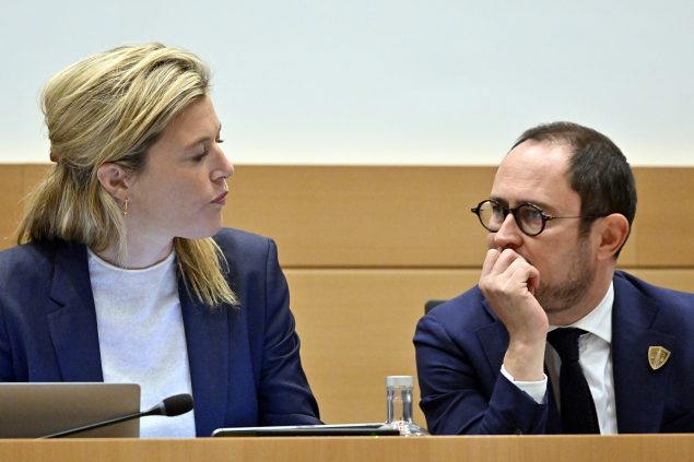 Innenministerin Annelies Verlinden und Justizminister Vincent Van Quickenborne am Montag im Kammerausschuss (Bild: Eric Lalmand/Belga)