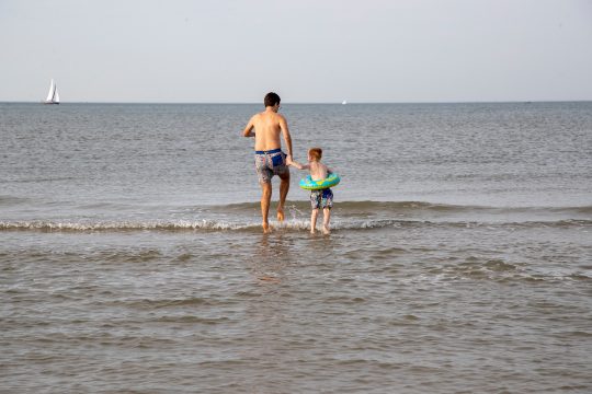 Die Menschen genießen die ungewöhnlich hohen Temperaturen an der belgischen Küste in Oostende am 29. Oktober (Bild: Nicolas Maeterlinck/Belga)