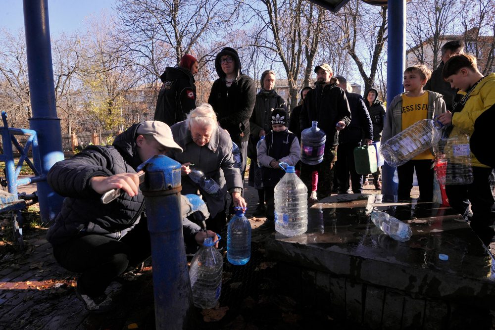 Anwohner füllen Plastikbehälter und Flaschen an einer Wasserpumpe in einem der Parks in der ukrainischen Hauptstadt Kiew (Bild: Sergei Chuzavkov/AFP)