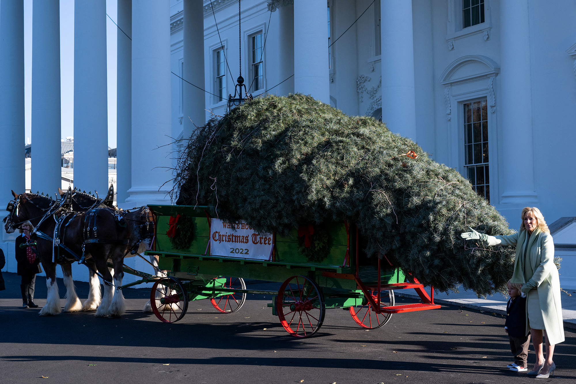 Die First Lady der USA, Jill Biden, mit ihrem Enkel Beau bei der Ankunft des Weihnachtsbaums am Weißen Haus (Bild: Saul Loeb/AFP)