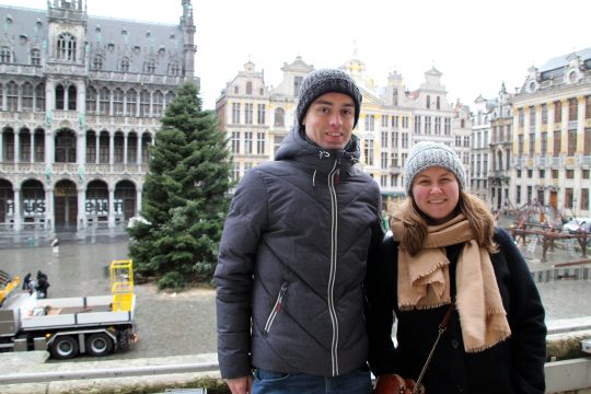 Max Kockartz und Ann Sarlette vor "ihrem" Baum in Brüssel (Bild: Christoph Heeren/BRF)