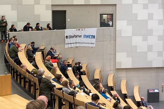 Klimaaktivisten protestieren mit einem Plakat bei der Wissenschaftsnacht in Aachen (Bild: FFF Aachen)